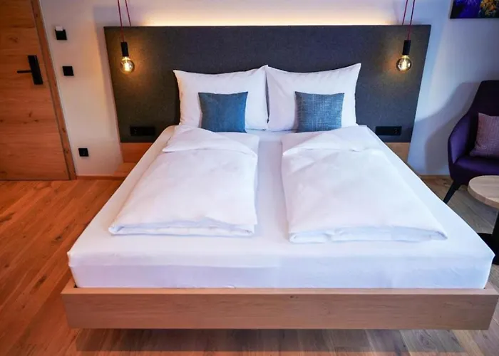 Wellness und Brunch Hotel MorgenZeit beheizter Naturteich Genuss Frühstück bis 13 Uhr Hochkönig Sommercard